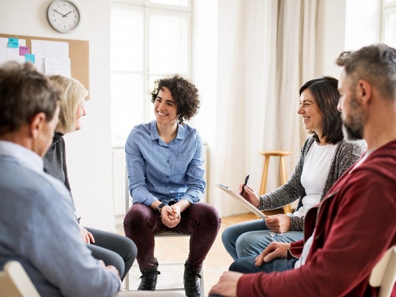 Psihoterapevt vodi terapijo v skupinah 
