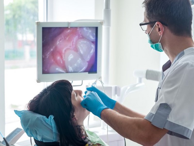 zobozdravnik lahko pomaga pri občutljivosti zob